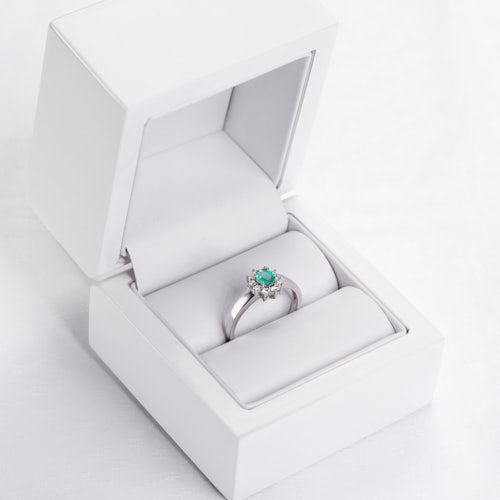 Pierścionek zaręczynowy SAVICKI: białe złoto, szmaragd, diamenty